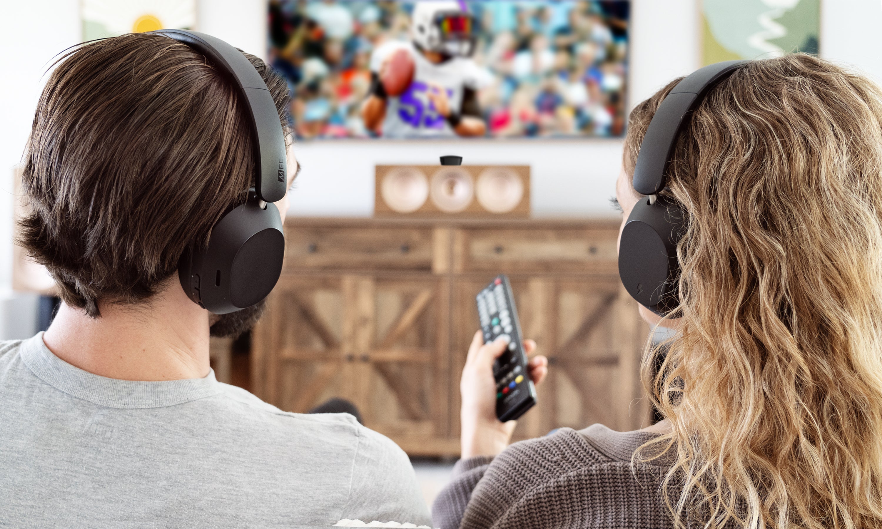 Living room setup with Matrix Cinema 3D headphones, Connect transmitter and charging pad